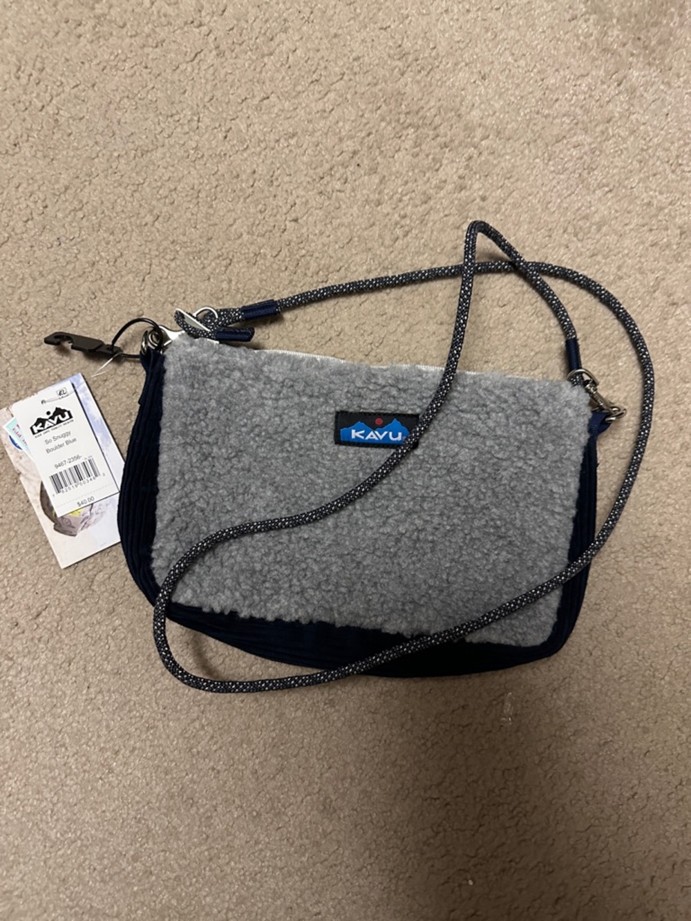 Kavu So Snuggy Crossbody - Light Gray with Navy Trim